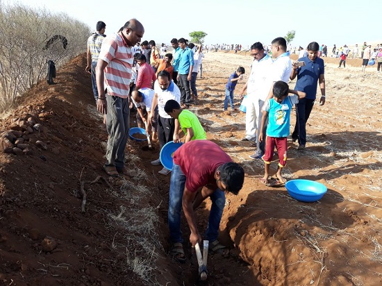Hundreds of thousands of hands have been destroyed in Basavade of Tasgaon taluka ..! | तासगाव तालुक्यातील बस्तवडे, सावळजला राबले हजारो हात..! Hundreds of thousands of hands have been destroyed in Basavade of Tasgaon taluka ..! | तासगाव तालुक्यातील बस्तवडे, सावळजला राबले हजारो हात..!