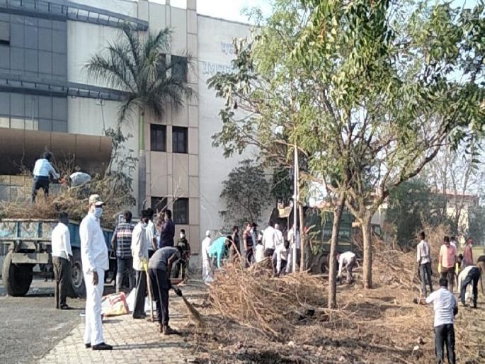 Hundreds of hands collected nine tons of garbage in Tasgaon, an initiative of Nanasaheb Dharmadhikari Pratishthan | तासगावात शेकडो हातांनी गोळा केला नऊ टन कचरा, नानासाहेब धर्माधिकारी प्रतिष्ठानचा उपक्रम Hundreds of hands collected nine tons of garbage in Tasgaon, an initiative of Nanasaheb Dharmadhikari Pratishthan | तासगावात शेकडो हातांनी गोळा केला नऊ टन कचरा, नानासाहेब धर्माधिकारी प्रतिष्ठानचा उपक्रम