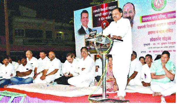 Market committees are next to government schemes: Subhash Deshmukh, inaugurates development work in Tasgaon; Pratap officials of 80% market committee | बाजार समित्यांकडून शासकीय योजनांना बगल: सुभाष देशमुख, तासगावात विकासकामांचे उद्घाटन; ८० टक्केबाजार समित्यांमधील अधिकाºयांचा प्रताप  Market committees are next to government schemes: Subhash Deshmukh, inaugurates development work in Tasgaon; Pratap officials of 80% market committee | बाजार समित्यांकडून शासकीय योजनांना बगल: सुभाष देशमुख, तासगावात विकासकामांचे उद्घाटन; ८० टक्केबाजार समित्यांमधील अधिकाºयांचा प्रताप