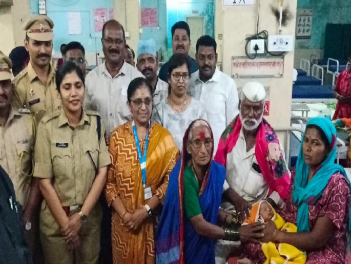 Baby stolen from government hospital in Miraj found thanks to Tasgaon Miraj bus footage | Sangli- अर्भक चोरी प्रकरण: अज्ञाताने दिलेली माहिती कामी आली, अन् संशयित महिला सापडली Baby stolen from government hospital in Miraj found thanks to Tasgaon Miraj bus footage | Sangli- अर्भक चोरी प्रकरण: अज्ञाताने दिलेली माहिती कामी आली, अन् संशयित महिला सापडली