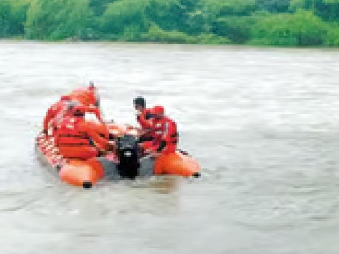 Search operation by NDRF team after couple drifted from Yerle in Tasgaon sangli | Sangli: तासगावात येरळेतून दाम्पत्य गेले वाहून, एनडीआरएफ पथकाकडून शोधमोहीम Search operation by NDRF team after couple drifted from Yerle in Tasgaon sangli | Sangli: तासगावात येरळेतून दाम्पत्य गेले वाहून, एनडीआरएफ पथकाकडून शोधमोहीम