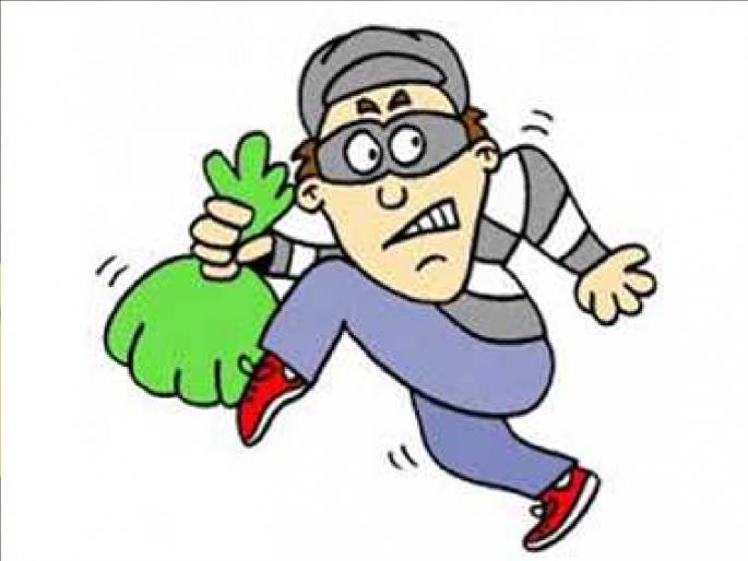 A retired tehsildar was swindled by the police in Satara | साताऱ्यात तोतया पोलिसांनी निवृत्त तहसीलदाराला गंडवले, साडेचार लाखांचे दागिने हातोहात लांबवले A retired tehsildar was swindled by the police in Satara | साताऱ्यात तोतया पोलिसांनी निवृत्त तहसीलदाराला गंडवले, साडेचार लाखांचे दागिने हातोहात लांबवले