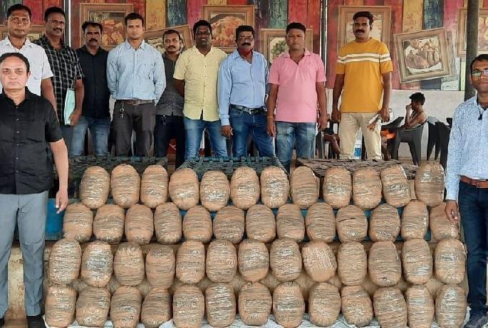 teacher with partner arrested by local crime branch smuggling ganja to chandrapur from telangana via gadchiroli | शिक्षकच निघाला गांजा तस्कर; चंद्रपुरात १२० किलो गांजासह दोघांना अटक