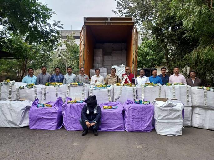 truck going to Dhule and then spotted with gutkha worth 65 lakhs | धुळ्याला जाणारा प्रत्येक ट्रक तपासला अन् मग मिळाला ६५ लाखाचा गुटखा!  truck going to Dhule and then spotted with gutkha worth 65 lakhs | धुळ्याला जाणारा प्रत्येक ट्रक तपासला अन् मग मिळाला ६५ लाखाचा गुटखा!