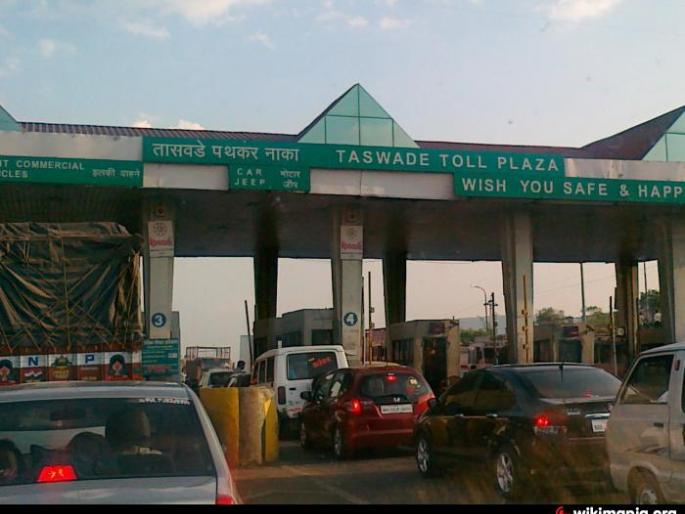 The traffic was light at this time of night | टोलनाक्यावर वाहनांची वर्दळ वाढली, तासवडेत रांगा The traffic was light at this time of night | टोलनाक्यावर वाहनांची वर्दळ वाढली, तासवडेत रांगा