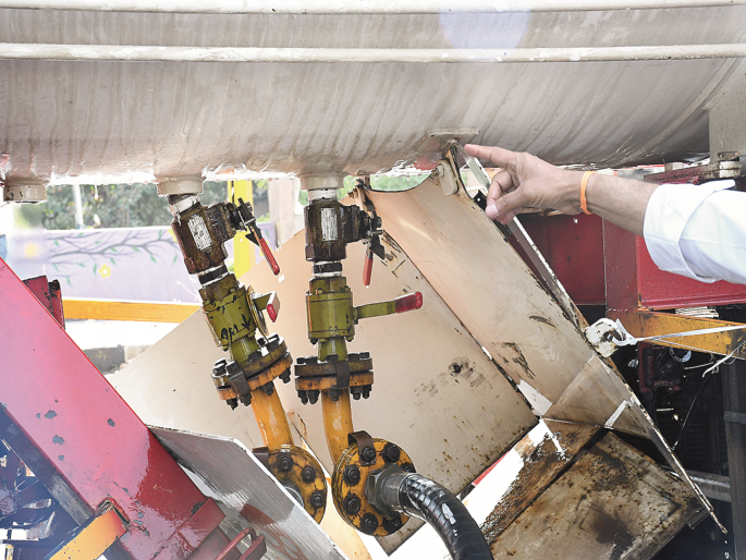 Chhatrapatisambhajinagar Gas Leak:The accident broke one of the tanker's nozzles; 17.5 metric tons of gas was at risk in 1 km area | अपघातामुळे टँकरचे एक नोझल तुटले; १७.५ मेट्रिक टन गॅसचा १ किमी परिसराला होता धोका Chhatrapatisambhajinagar Gas Leak:The accident broke one of the tanker's nozzles; 17.5 metric tons of gas was at risk in 1 km area | अपघातामुळे टँकरचे एक नोझल तुटले; १७.५ मेट्रिक टन गॅसचा १ किमी परिसराला होता धोका