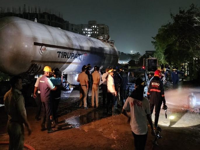 Pimpri Chinchwad: Gas cylinder explosion in Tathwad, three school buses including a tempo burnt | Pimpri Chinchwad: ताथवडेत गॅस सिलेंडरचा स्फोट, टेम्पोसह तीन स्कूल बस जळून खाक Pimpri Chinchwad: Gas cylinder explosion in Tathwad, three school buses including a tempo burnt | Pimpri Chinchwad: ताथवडेत गॅस सिलेंडरचा स्फोट, टेम्पोसह तीन स्कूल बस जळून खाक