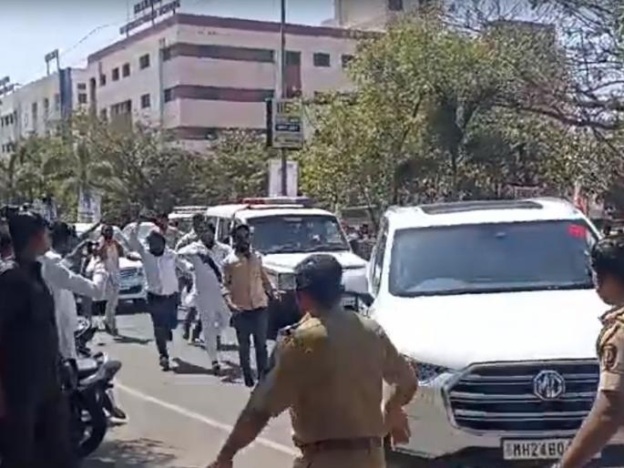 Black flags were shown to NCP state president Sunil Tatkare in Latur | राष्ट्रवादीचे प्रदेशाध्यक्ष सुनील तटकरे यांना लातुरात दाखविले काळे झेंडे Black flags were shown to NCP state president Sunil Tatkare in Latur | राष्ट्रवादीचे प्रदेशाध्यक्ष सुनील तटकरे यांना लातुरात दाखविले काळे झेंडे