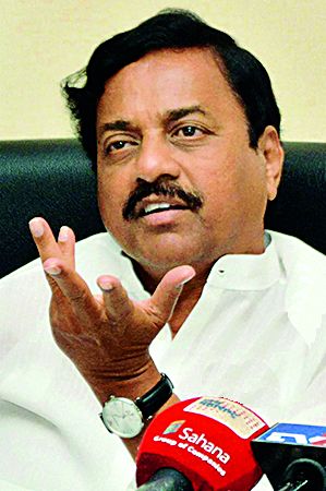 Chief Minister shut up the eyes of the Shiv Sena's tigress turned off: Sunil Tatkare | मुख्यमंत्र्यांनी डोळे वटारले की शिवसेनेच्या वाघाचे गुरगुरणे बंद : सुनील तटकरे Chief Minister shut up the eyes of the Shiv Sena's tigress turned off: Sunil Tatkare | मुख्यमंत्र्यांनी डोळे वटारले की शिवसेनेच्या वाघाचे गुरगुरणे बंद : सुनील तटकरे