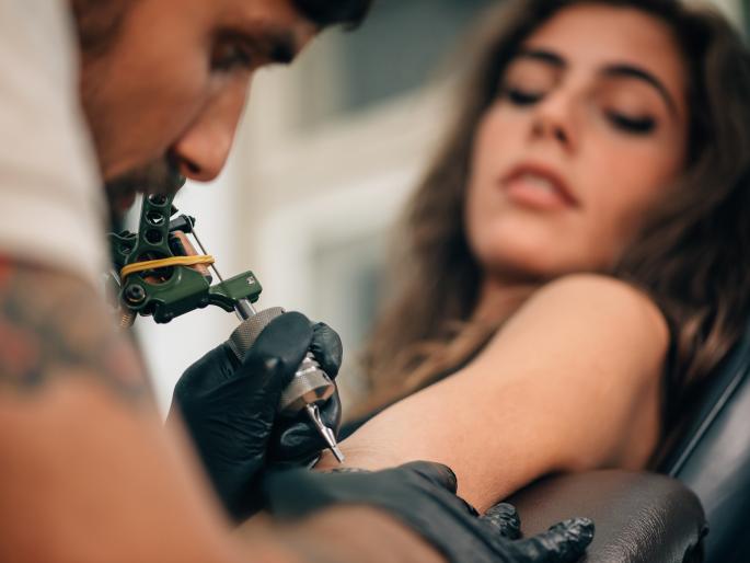 Get tattoos on these 5 places of your body,look smarter,less pain .. | टॅटू काढायचाय, दुखण्याची भीती वाटते? ह्या ५ जागांवर काढा टॅटू, दिसेल स्मार्ट, दुखेल कमी..