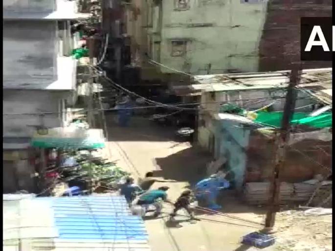 CoronaVirus: Shocking! madhya pradesh locals in indore pelt stones at health worker who corme for screening on coronavirus rkp | CoronaVirus : धक्कादायक! जीव वाचविण्यासाठी गेलेल्या डॉक्टरांवरच दगडफेक... पाहा व्हिडीओ CoronaVirus: Shocking! madhya pradesh locals in indore pelt stones at health worker who corme for screening on coronavirus rkp | CoronaVirus : धक्कादायक! जीव वाचविण्यासाठी गेलेल्या डॉक्टरांवरच दगडफेक... पाहा व्हिडीओ