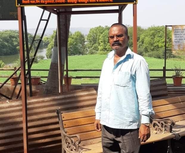 At the end of the day, I saw Porang in the cemetery | स्मशानभूमीत कुडकुडणार पोरगं पाहिलं अन् तात्यांचे मन हेलावलं