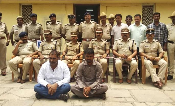 Yes .. I was demanding eight acres of farmland, so I was able to kill silk after killing him. Taufiq Shaikh | होय.. माझी आठ एकर शेती मागत होती म्हणून मीच तोंड दाबून रेश्माचा खून केला : तौफिक शेख Yes .. I was demanding eight acres of farmland, so I was able to kill silk after killing him. Taufiq Shaikh | होय.. माझी आठ एकर शेती मागत होती म्हणून मीच तोंड दाबून रेश्माचा खून केला : तौफिक शेख