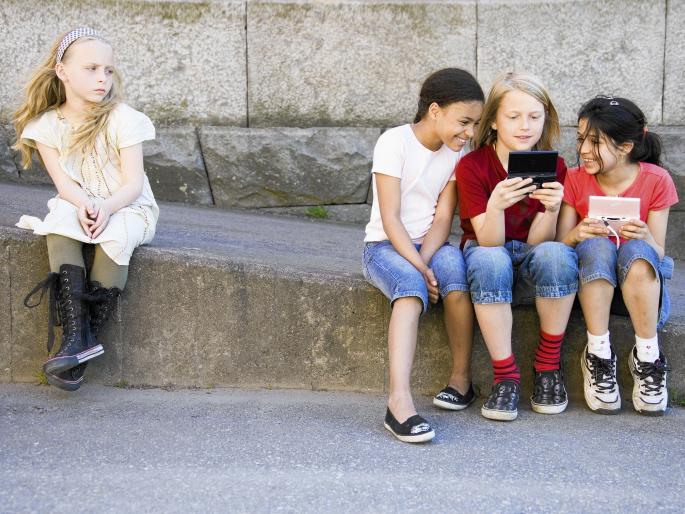 do you taunt your children often? | तुम्ही घरात मुलांना रंगरूपवावरून डिवचता, टोमणे मारता ? मग सावध व्हा do you taunt your children often? | तुम्ही घरात मुलांना रंगरूपवावरून डिवचता, टोमणे मारता ? मग सावध व्हा