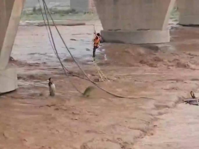 Sudden flood in Tawi river, many people stranded; SDRF rescues many | तावी नदीला अचानक आला पूर, अनेकजण अडकले; SDRF ने अनेकांना वाचवले Sudden flood in Tawi river, many people stranded; SDRF rescues many | तावी नदीला अचानक आला पूर, अनेकजण अडकले; SDRF ने अनेकांना वाचवले