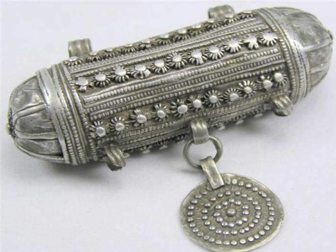 Carry this amulet with you too; Read this parable | तुम्ही सुद्धा हे तावीज तुमच्या जवळ बाळगा आणि गरज असेल तेव्हा उघडा; वाचा ही बोधकथा Carry this amulet with you too; Read this parable | तुम्ही सुद्धा हे तावीज तुमच्या जवळ बाळगा आणि गरज असेल तेव्हा उघडा; वाचा ही बोधकथा