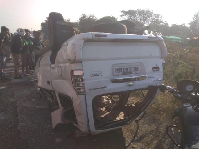 One dead; 7 injured in an accident on highway | तवेरा उलटून एक जण जागीच ठार ; ७ जण जखमी One dead; 7 injured in an accident on highway | तवेरा उलटून एक जण जागीच ठार ; ७ जण जखमी