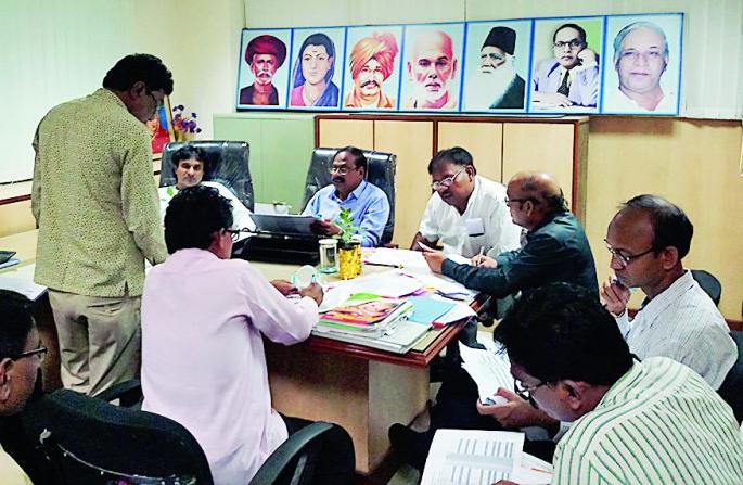 Take action against non-paying taxpayers | थकीत टॅक्स न भरणाऱ्यांवर कारवाई करा Take action against non-paying taxpayers | थकीत टॅक्स न भरणाऱ्यांवर कारवाई करा