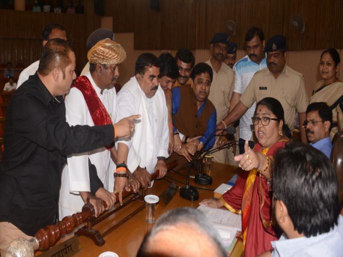 Nashik Municipal Corporation's General Body again raised the issue of tax evasion | नाशिक महापालिकेच्या महासभेत करवाढीच्या मुद्यावरून पुन्हा गदारोळ Nashik Municipal Corporation's General Body again raised the issue of tax evasion | नाशिक महापालिकेच्या महासभेत करवाढीच्या मुद्यावरून पुन्हा गदारोळ