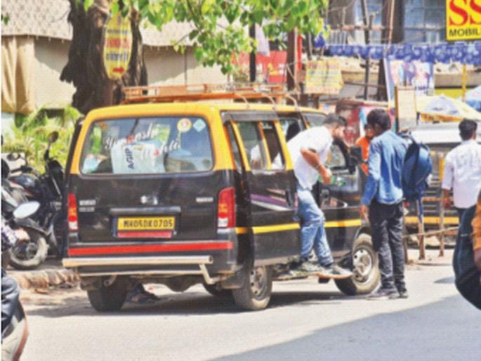 Illegal passenger traffic from Kalyan to Murbad continues despite 11 deaths | ११ बळी गेल्यानंतरही कल्याणहून मुरबाडला अवैध प्रवासी वाहतूक सुरूच, शेअर टॅक्सीत क्षमतेपेक्षा अधिक प्रवासी Illegal passenger traffic from Kalyan to Murbad continues despite 11 deaths | ११ बळी गेल्यानंतरही कल्याणहून मुरबाडला अवैध प्रवासी वाहतूक सुरूच, शेअर टॅक्सीत क्षमतेपेक्षा अधिक प्रवासी