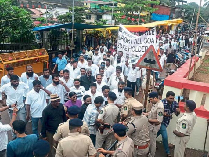 give in writing otherwise not withdrawn taxi drivers back down agitation continues | लेखी द्या, अन्यथा माघार घेणार नाही; टॅक्सी व्यावसायिक मागे हटेनात, आंदोलन सुरूच give in writing otherwise not withdrawn taxi drivers back down agitation continues | लेखी द्या, अन्यथा माघार घेणार नाही; टॅक्सी व्यावसायिक मागे हटेनात, आंदोलन सुरूच
