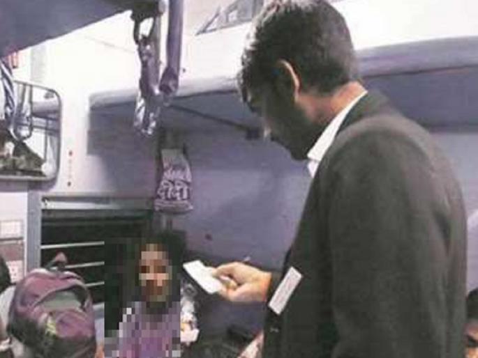302 free passengers were found in a single day in a railway's ticket checking campaign in Nanded Division | नांदेड विभागात रेल्वेच्या मोहिमेत एकाच दिवशी आढळले ३०२ फुकटे प्रवासी