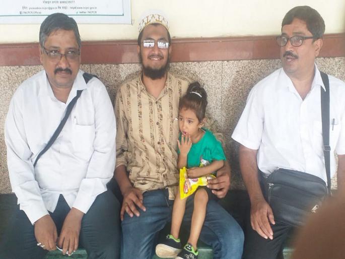 TC submits the missing girl to her family members | वाट चुकलेल्या मुलीला टीसींच्या रूपात भेटले देवदूत, केले कुटुंबीयांच्या स्वाधीन TC submits the missing girl to her family members | वाट चुकलेल्या मुलीला टीसींच्या रूपात भेटले देवदूत, केले कुटुंबीयांच्या स्वाधीन