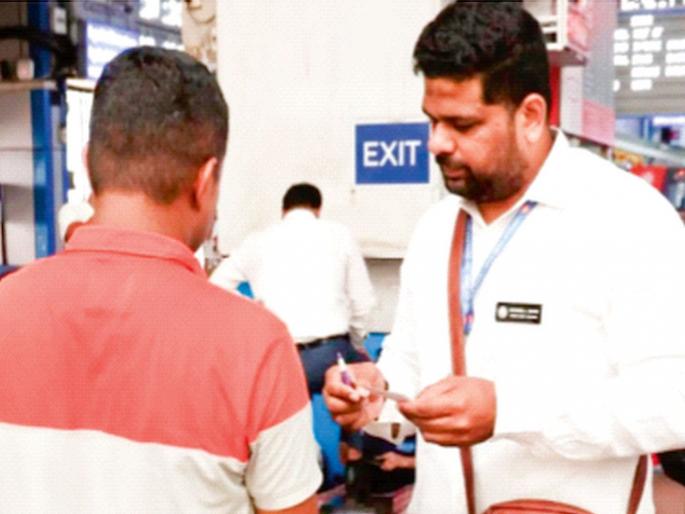 5 lakh 76 thousand passengers in local trains of Western Railway; 27 crores fine collected in local trains in six months | प.रेल्वेच्या लोकलमध्ये ५ लाख ७६ हजार फुकटे; सहा महिन्यांत लोकलमध्ये २७ कोटींचा दंड वसूल 5 lakh 76 thousand passengers in local trains of Western Railway; 27 crores fine collected in local trains in six months | प.रेल्वेच्या लोकलमध्ये ५ लाख ७६ हजार फुकटे; सहा महिन्यांत लोकलमध्ये २७ कोटींचा दंड वसूल