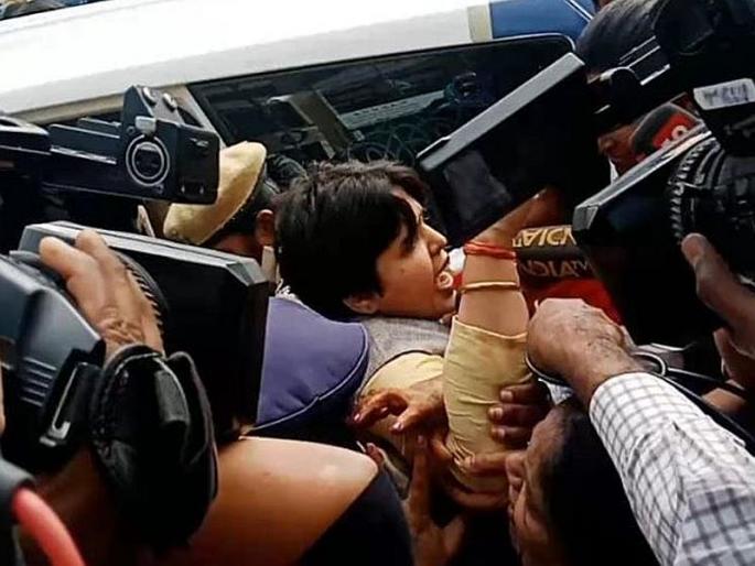 8 supporters of Bhumata Brigade along with Trupti Desai were arrested by the Hyderabad police | तृप्ती देसाईंसह भूमाता ब्रिगेडच्या 8 समर्थक हैदराबाद पोलिसांच्या ताब्यात 8 supporters of Bhumata Brigade along with Trupti Desai were arrested by the Hyderabad police | तृप्ती देसाईंसह भूमाता ब्रिगेडच्या 8 समर्थक हैदराबाद पोलिसांच्या ताब्यात