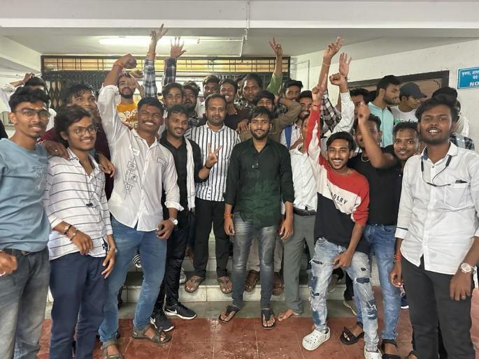 Success of Yuva Sena movement, 'Carry on' is applicable for all branches, the Amravati university issued a letter | युवा सेनेच्या आंदोलनाला यश, सर्वच शाखेसाठी ‘कॅरी ऑन’ लागू, विद्यापीठाने काढले पत्र Success of Yuva Sena movement, 'Carry on' is applicable for all branches, the Amravati university issued a letter | युवा सेनेच्या आंदोलनाला यश, सर्वच शाखेसाठी ‘कॅरी ऑन’ लागू, विद्यापीठाने काढले पत्र