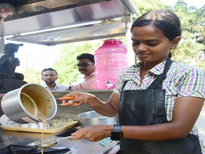 Shivani Patil from Kolhapur is giving competition to branded tea sellers by running a tea cart | कोल्हापुरात ब्रॅण्डेड चहावाल्यांना टक्कर देतेय मिस चायवाली Shivani Patil from Kolhapur is giving competition to branded tea sellers by running a tea cart | कोल्हापुरात ब्रॅण्डेड चहावाल्यांना टक्कर देतेय मिस चायवाली