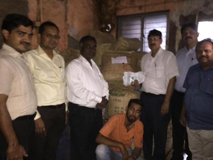 FDA raids on Tea Party in Thane | ठाण्यातील मुंब्र्यात चहा पेढीवर एफडीएचा छापा FDA raids on Tea Party in Thane | ठाण्यातील मुंब्र्यात चहा पेढीवर एफडीएचा छापा