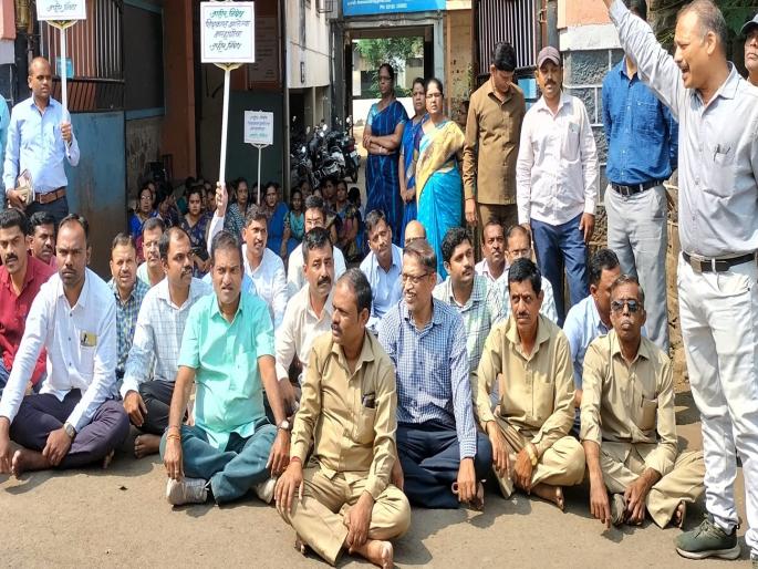 Strike of teachers in case of beating in satara | Satara: मारहाण प्रकरणी शिक्षकांचे काम बंद आंदोलन Strike of teachers in case of beating in satara | Satara: मारहाण प्रकरणी शिक्षकांचे काम बंद आंदोलन
