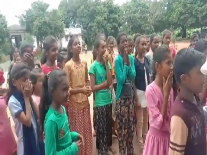 While saying goodbye to the teacher who was being transferred, the students were emotional, teacher also shed tears | बदली झाल्याने प्रिय शिक्षकाला निरोप देताना विद्यार्थी गहिवरले, शिक्षकासही अश्रू अनावर While saying goodbye to the teacher who was being transferred, the students were emotional, teacher also shed tears | बदली झाल्याने प्रिय शिक्षकाला निरोप देताना विद्यार्थी गहिवरले, शिक्षकासही अश्रू अनावर