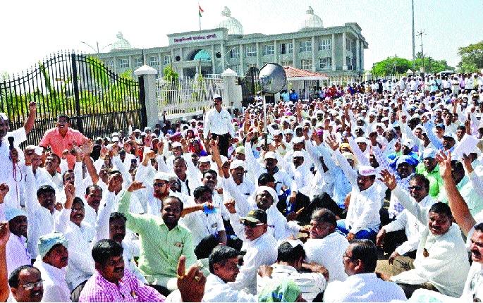 Guruji's Sangliat against the government | शासनविरोधात गुरुजींचा सांगलीत ठिय्या Guruji's Sangliat against the government | शासनविरोधात गुरुजींचा सांगलीत ठिय्या