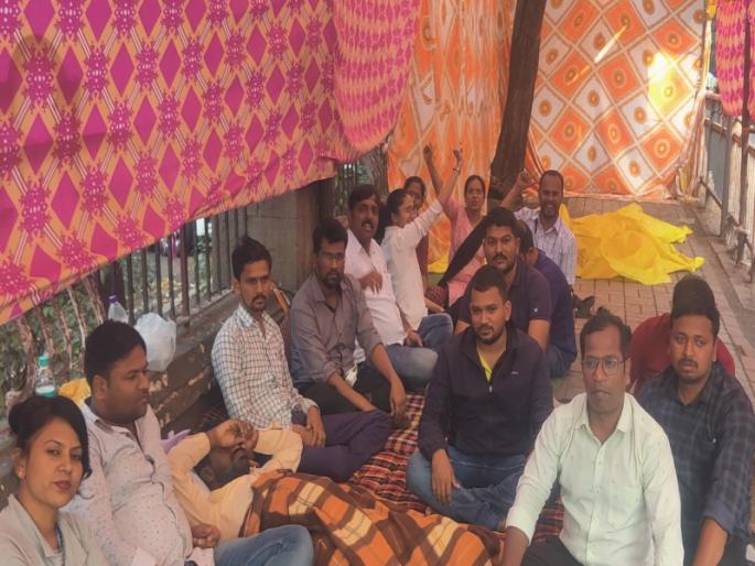 Food donation protest of candidates for teacher recruitment towards the office of Education Commissioner | शिक्षक भरतीसाठी उमेदवारांचे शिक्षण आयुक्त कार्यालयासमाेर अन्नत्याग आंदाेलन Food donation protest of candidates for teacher recruitment towards the office of Education Commissioner | शिक्षक भरतीसाठी उमेदवारांचे शिक्षण आयुक्त कार्यालयासमाेर अन्नत्याग आंदाेलन