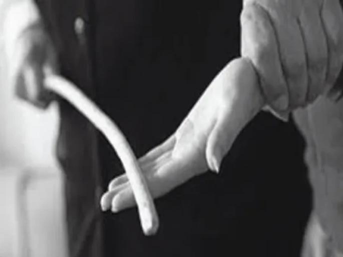 ZP School of Manwat Teacher beating girl students without reason using obscene language; The girls read the complaint | अश्लील भाषेत बोलत विद्यार्थिनींना शिक्षकाची विनाकारण मारहाण; मुलींनी तक्रारीचा पाढाच वाचला ZP School of Manwat Teacher beating girl students without reason using obscene language; The girls read the complaint | अश्लील भाषेत बोलत विद्यार्थिनींना शिक्षकाची विनाकारण मारहाण; मुलींनी तक्रारीचा पाढाच वाचला