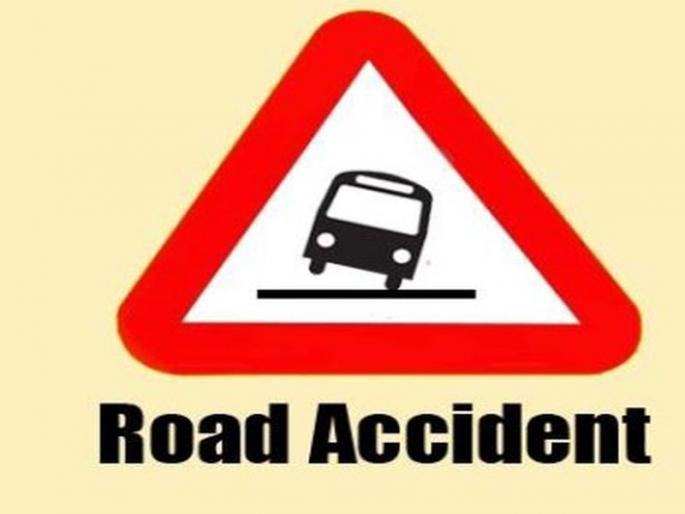 Teacher dead in a road accident | जळगावात भरधाव ट्रक दोन रिक्षांवर धडकला, शिक्षिका ठार, एका विद्यार्थ्यासह पाच जण जखमी
