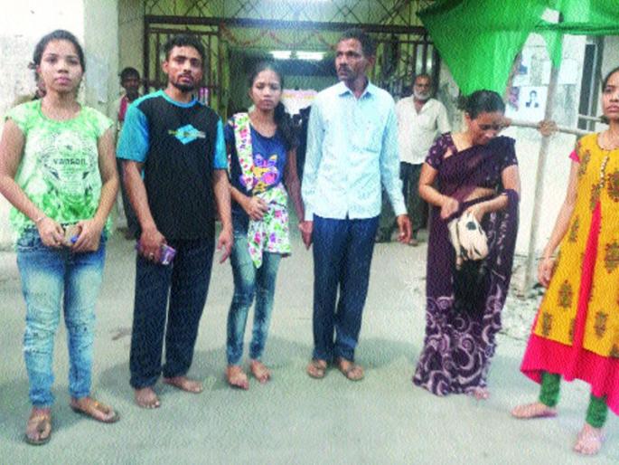 The teacher's family suffocated | शिक्षिकेच्या कुटुंबाला बेदम मारहाण The teacher's family suffocated | शिक्षिकेच्या कुटुंबाला बेदम मारहाण