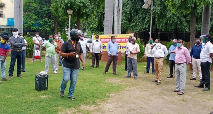 Employees and teachers protest in front of the Municipal Corporation | मनपापुढे कर्मचारी व शिक्षकांचे धरणे आंदोलन