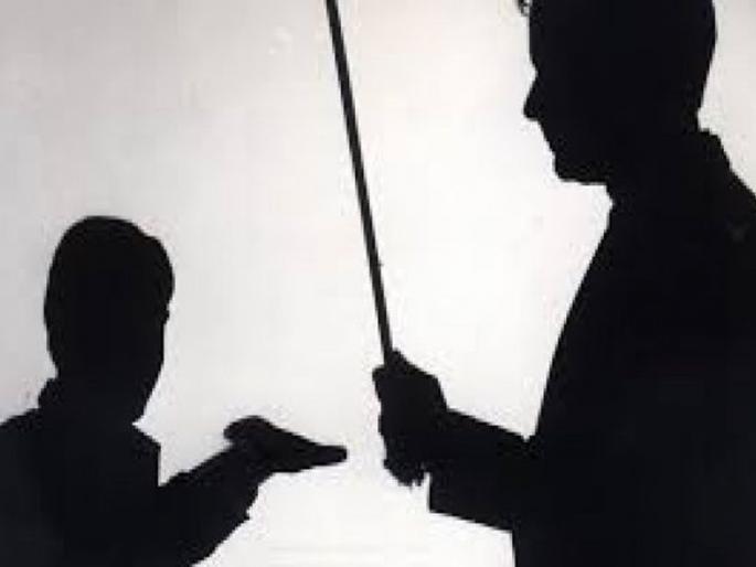 The student suffered a fierce assault, a crime against a teacher in private class | विद्यार्थ्याला बेदम मारहाण करणं पडलं महागात, खाजगी क्लासमधील शिक्षकाविरोधात गुन्हा  The student suffered a fierce assault, a crime against a teacher in private class | विद्यार्थ्याला बेदम मारहाण करणं पडलं महागात, खाजगी क्लासमधील शिक्षकाविरोधात गुन्हा