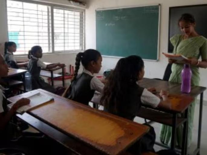 Additional teacher adjustment gets a break, adjustment postponed; Now the process will be done only after the approval of the 2025-26 batch | अतिरिक्त ठरलेल्या शिक्षक समायोजनाला बसला ब्रेक, समायोजन स्थगित; आता २०२५-२६ च्या संचमान्यतेनंतरच प्रक्रिया