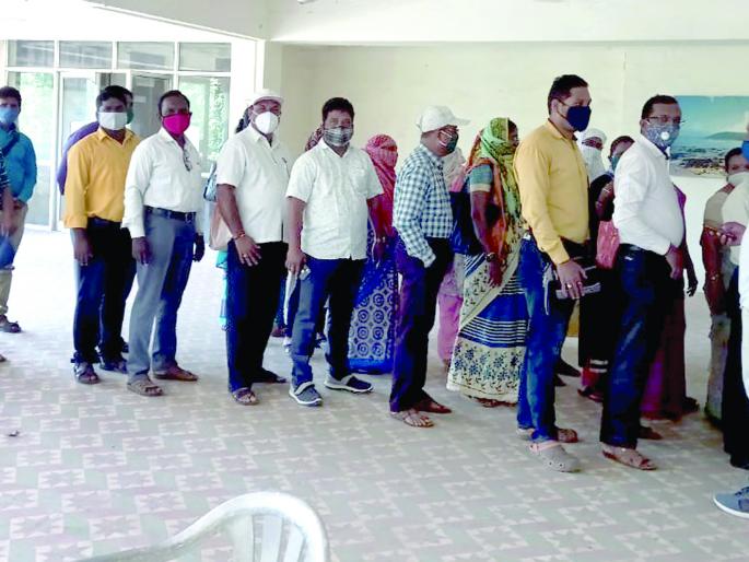 School teachers, crowds to test staff, long queues | शाळेतील शिक्षक, कर्मचाऱ्यांची चाचणी करण्यासाठी गर्दी, लांबच रांग
