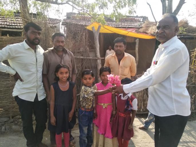 Teacher goes home to home for increase students numbers in school | पटसंख्या वाढविण्यासाठी शिक्षकांची धडपड : घरोघरी जाऊन जनजागृती Teacher goes home to home for increase students numbers in school | पटसंख्या वाढविण्यासाठी शिक्षकांची धडपड : घरोघरी जाऊन जनजागृती