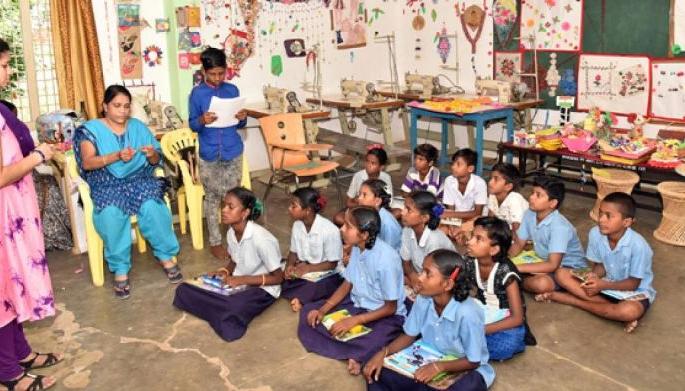 Alarm bells for low enrollment schools! | कमी पटसंख्येच्या शाळेसाठी धोक्याची घंटा !