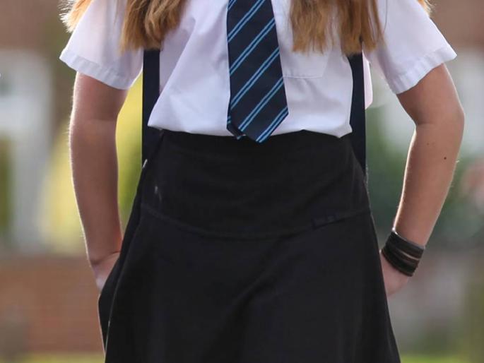 Female Teacher Janhavi Yadu came to school in school uniform to teach students discipline | शिक्षिकनेच घातला गणवेश, शाळेत लावली हजेरी; यामागे आहे खास कारण, जाणून घ्या... Female Teacher Janhavi Yadu came to school in school uniform to teach students discipline | शिक्षिकनेच घातला गणवेश, शाळेत लावली हजेरी; यामागे आहे खास कारण, जाणून घ्या...