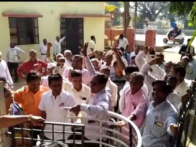 Kolhapur: Teachers' return to 'answer papers', continuous unaided School Action Committee movement | कोल्हापूर : शिक्षकांनी केल्या ‘उत्तरपत्रिका’ परत, शाळा कृती समितीचे आंदोलन