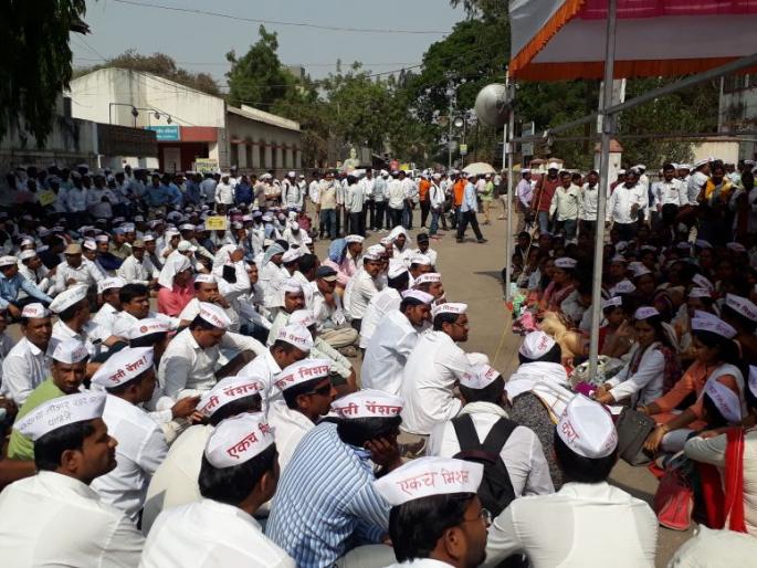The Kundanad movement of teachers for the demand of old pension scheme in Ahmednagar | अहमदनगरमध्ये जुन्या पेन्शन योजनेच्या मागणीसाठी शिक्षकांचे घंदानाद आंदोलन The Kundanad movement of teachers for the demand of old pension scheme in Ahmednagar | अहमदनगरमध्ये जुन्या पेन्शन योजनेच्या मागणीसाठी शिक्षकांचे घंदानाद आंदोलन