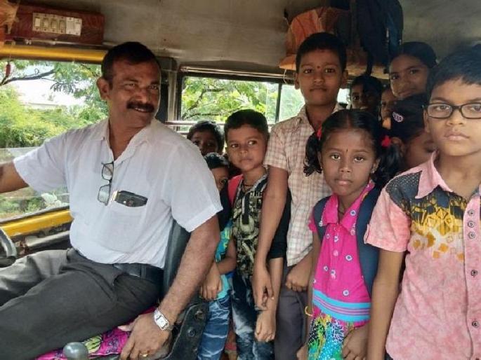 The driver who became the driver for the students, the ideal teacher who bought the 'bus' viral | विद्यार्थ्यांसाठी तो बनला ड्रायव्हर, 'बस' खरेदी करणारा आदर्श शिक्षक व्हायरल