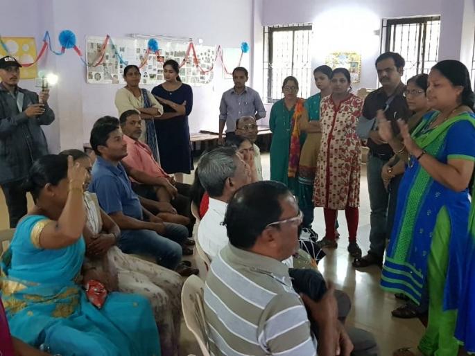 Teacher cuts student's hair! | कडक शिस्त! शिक्षिकेनेच कापले विद्यार्थ्यांचे केस!! Teacher cuts student's hair! | कडक शिस्त! शिक्षिकेनेच कापले विद्यार्थ्यांचे केस!!